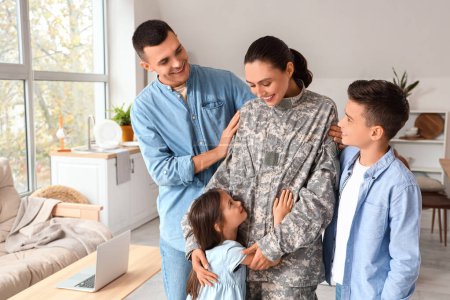 Femme soldat avec son mari et ses petits enfants à la maison