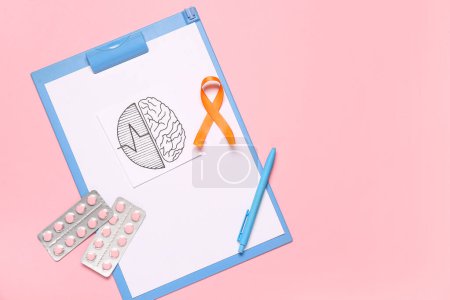 Zeichnung von Gehirnen, Pillen, Stift, Klemmbrett und orangefarbenem Band auf rosa Hintergrund. Multiple Sklerose: Monat des Bewusstseins