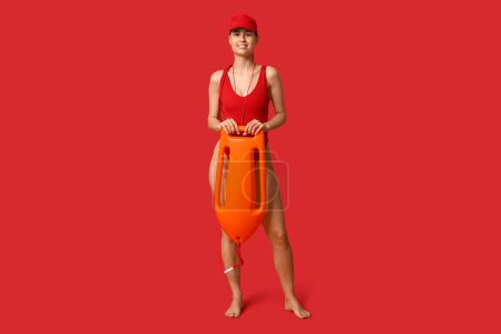Rettungsschwimmerin mit Rettungsring auf rotem Hintergrund