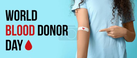 Donante de sangre femenina señalando parche médico aplicado en su mano. Día Mundial del Donante de Sangre