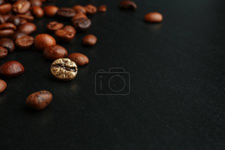 Un grano de café dorado entre los marrones sobre fondo oscuro. Concepto de singularidad
