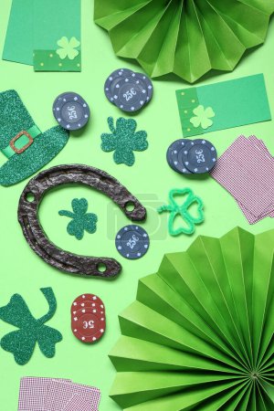Pokerchips, Karten, Hufeisen und Kleeblätter auf grünem Hintergrund. St. Patrick 's Day Feier