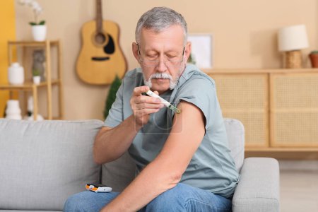 Senior gibt sich Insulinspritze zu Hause Diabetes-Konzept