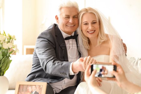 Älteres Paar wird am Hochzeitstag zu Hause fotografiert
