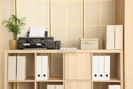 Moderner Drucker mit Handfläche im Büroregal