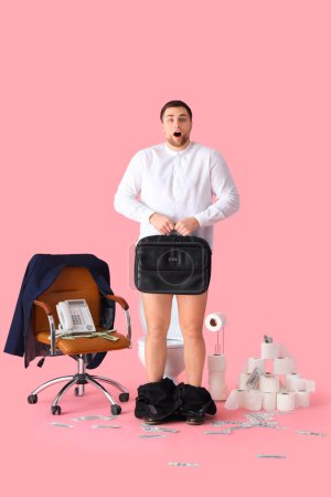 Téléchargez les photos : Homme d'affaires choqué avec mallette près du bol de toilette sur fond rose - en image libre de droit