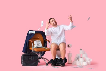 Téléchargez les photos : Homme d'affaires heureux sur cuvette de toilette jetant de l'argent sur fond rose - en image libre de droit