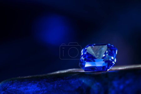 Preciosa gema de zafiro azul sobre fondo oscuro
