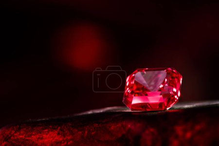 Foto de Diamante rojo gema en luz Bokeh fondo - Imagen libre de derechos