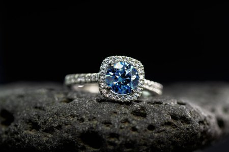 Foto de Anillo de joyería de diamante azul en piedra natural negra - Imagen libre de derechos