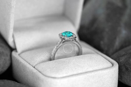 Foto de Sortija diamante azul en joyero - Imagen libre de derechos