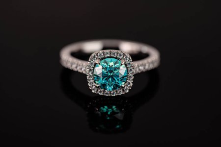 Foto de Sortija de compromiso de diamante azul sobre fondo negro - Imagen libre de derechos