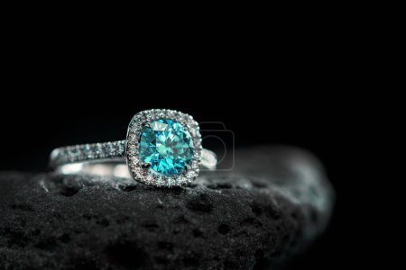 Foto de Anillo de compromiso de diamante azul en piedra negra - Imagen libre de derechos