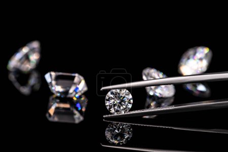 Téléchargez les photos : Diamants sur le fond noir - en image libre de droit