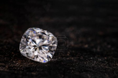 Diamant taille coussin sur pierre noire