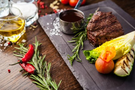 Téléchargez les photos : Black Angus Chateaubriant steak. Filet mignon du Brésil. Délicieuse cuisine traditionnelle saine servie en gros plan pour le déjeuner dans un restaurant gastronomique moderne. - en image libre de droit