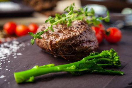 Téléchargez les photos : Bifteck de filet de bœuf estonien. Délicieuse cuisine traditionnelle saine servie en gros plan pour le déjeuner dans un restaurant gastronomique moderne. - en image libre de droit