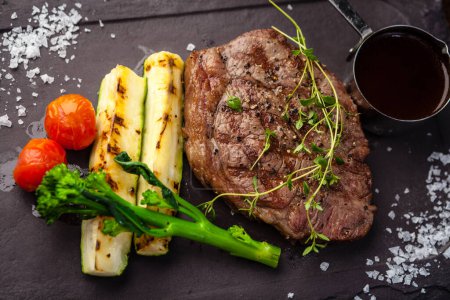 Téléchargez les photos : Black Angus New York steak. Surlonge de bœuf marbré d'Uruguay. Délicieuse cuisine traditionnelle saine servie en gros plan pour le déjeuner dans un restaurant gastronomique moderne. - en image libre de droit
