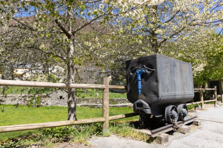 Bergbauwagen auf Schienen für den Kohlebergbau in der spanischen Provinz Asturien, Tormaleo an einem sonnigen, hellen Frühlingstag.
