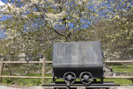 Carro carro carro minero en vías de transporte para la minería del carbón en Asturias provincia de España, Tormaleo en un soleado y brillante día de primavera.