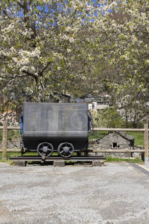 Bergbauwagen auf Schienen für den Kohlebergbau in der spanischen Provinz Asturien, Tormaleo an einem sonnigen, hellen Frühlingstag.