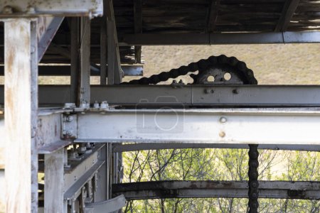 Rostige Kette am Rad in stillgelegtem Kohlebergwerk 