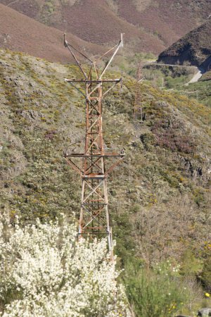 Verlassene Metallturmkonstruktion in der Berglandschaft von Asturien Spanien an einem sonnigen Tag
