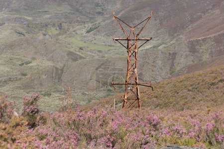 Verlassene Metallturmkonstruktion in der Berglandschaft von Asturien Spanien an einem sonnigen Tag