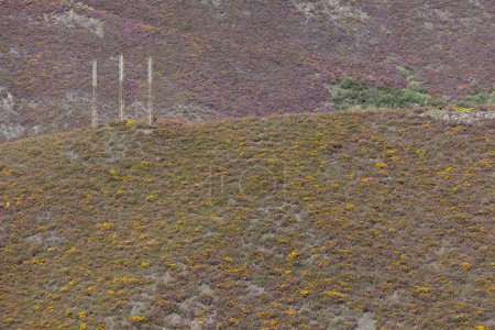 Stahlmetallturmkonstruktion in den felsigen Bergen von Asturien Spanien an einem sonnigen Frühlingstag aufgegeben.