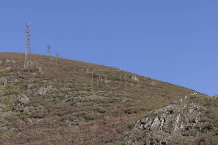 Stahlmetallturmkonstruktion in den felsigen Bergen von Asturien Spanien an einem sonnigen Frühlingstag aufgegeben.