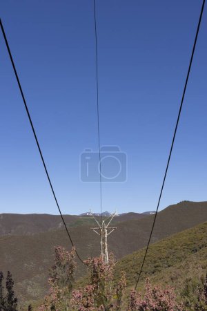 Torre de estructura de acero industrial de minería de carbón abandonada desde teleférico con cable en la provincia de Tormaleo Asturias en un día soleado y luminoso.