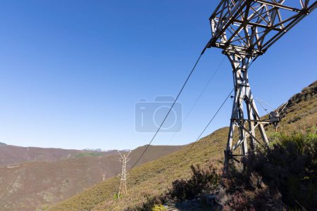 Verlassene industrielle Kohlebergbau Stahlkonstruktion Turm aus Seilbahn mit Seil in Tormaleo Asturias Provinz von Spanien an einem sonnigen Tag.