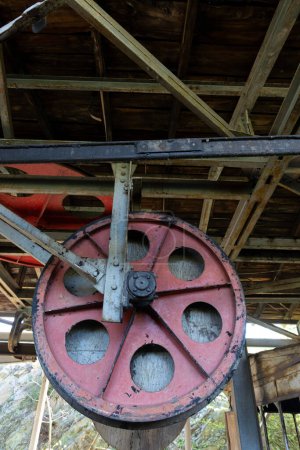 Stahlrad in industriellem Kohlebergbau Fabrikgebäude mit Balken in Tormaleo Asturias Provinz Spanien.