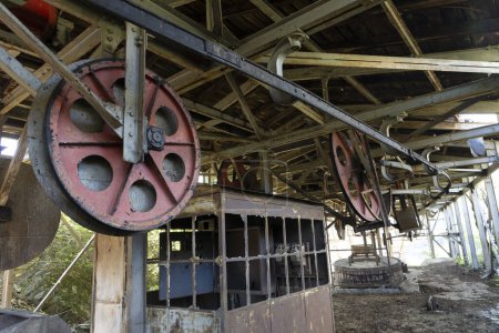 Stahlrad in industriellem Kohlebergbau Fabrikgebäude mit Balken in Tormaleo Asturias Provinz Spanien.