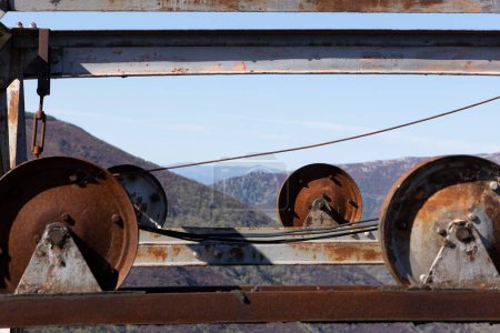 Téléchargez les photos : Gros plan détaillé de roue métallique avec câble abandonné équipement pour l'exploitation minière de charbon. - en image libre de droit