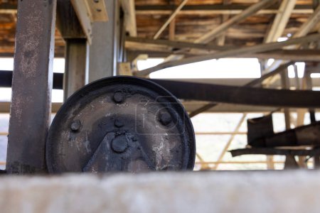 Téléchargez les photos : Gros plan de roue tournante rouillée métallique de l'exploitation minière à câbles équipement industriel antique. - en image libre de droit
