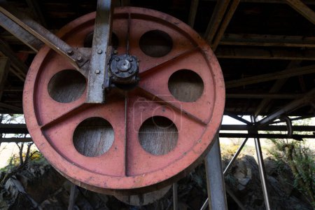 Téléchargez les photos : Roue à rouleaux en acier rouillé abandonné l'équipement industriel de l'industrie minière du charbon. - en image libre de droit