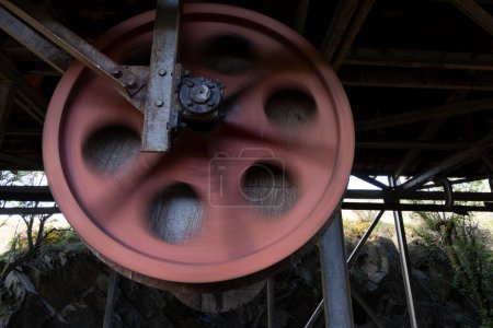 Téléchargez les photos : Roue à rouleaux en acier rouillé abandonné l'équipement industriel de l'industrie minière du charbon. - en image libre de droit