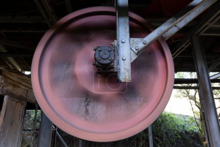 Téléchargez les photos : Gros plan de la roue métallique rouillée de l'équipement minier industriel dans une usine de charbon abandonnée. - en image libre de droit
