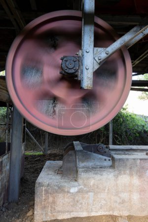 Téléchargez les photos : Gros plan de la roue métallique rouillée de l'équipement minier industriel dans une usine de charbon abandonnée. - en image libre de droit