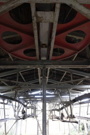 Téléchargez les photos : Gros plan détaillé de la roue tournante en métal dans l'usine d'extraction de charbon abandonnée. - en image libre de droit