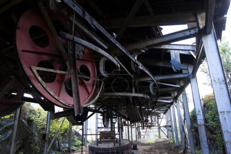 Téléchargez les photos : Gros plan détaillé de la roue tournante en métal dans l'usine d'extraction de charbon abandonnée. - en image libre de droit