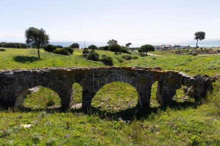 Baelo Claudia piedra romana aqeuduct antiguo sitio arqueológico en la costa española en Analusia en un día soleado brillante con cielo azul.