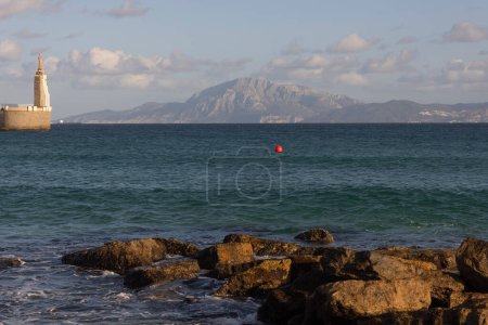 Sagrado corazon de Jesus Wahrzeichen in Tarifa am Atlantik mit Blick auf Marokko an der Straße von Gibraltar an einem sonnigen Tag mit Wolken.
