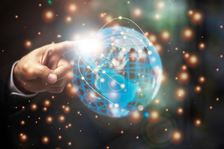 Zeigt die Hand auf Wireframe globales Netzwerk-Hologramm, Geschäfts- und Kommunikationstechnologie-Konzept.