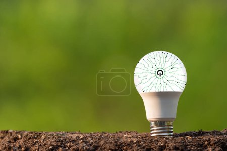 Téléchargez les photos : Concept d'économie d'énergie écologique sur lampe avec vert BG - en image libre de droit