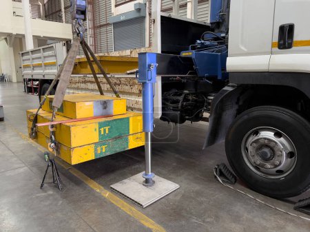 Die Belastungsprüfung für schwere Lastwagen in der Werkstatt