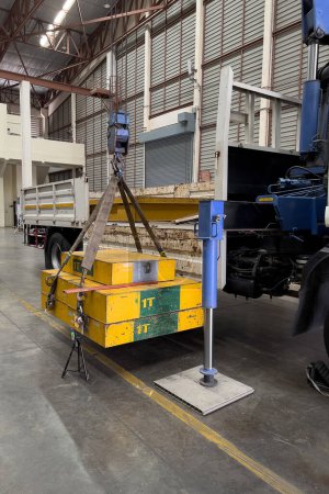 Foto de La prueba de carga para camiones pesados en el taller - Imagen libre de derechos