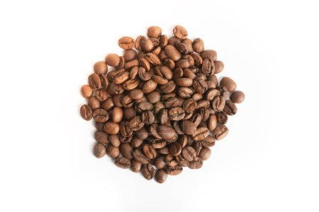Téléchargez les photos : Isolat de grains de café sur blanc - en image libre de droit