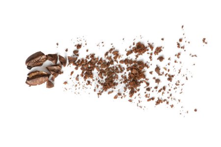 Téléchargez les photos : Isolat de grains de café sur blanc - en image libre de droit